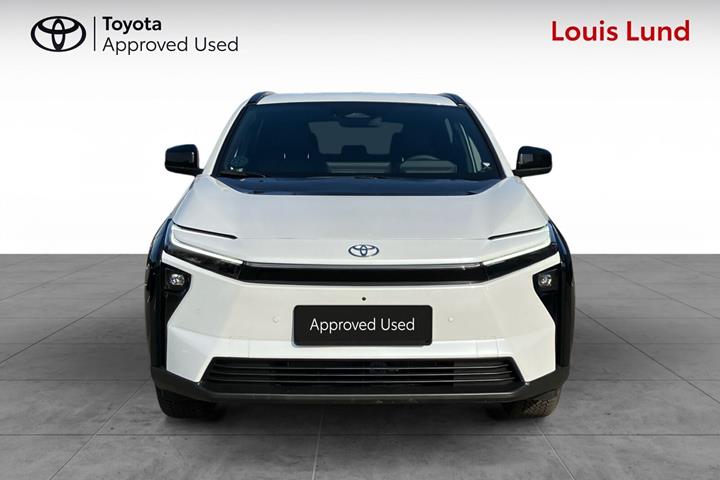 Hvid Toyota BZ4X fra 2025