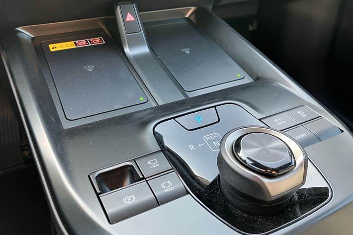 Hvid Toyota BZ4X fra 2025