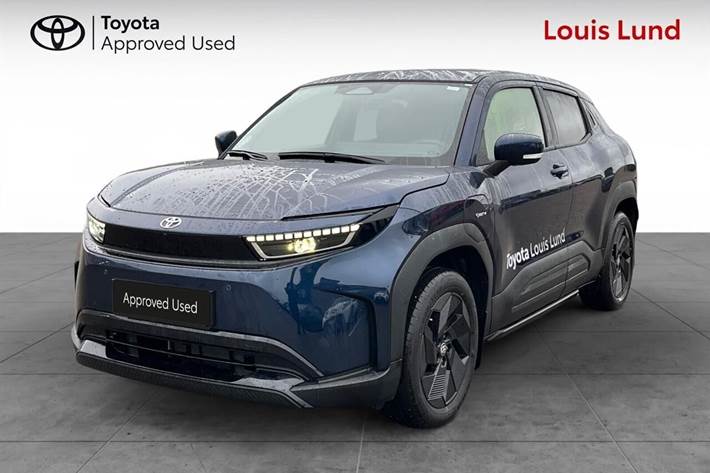 Blå Toyota Urban Cruiser fra 2026 set udefra