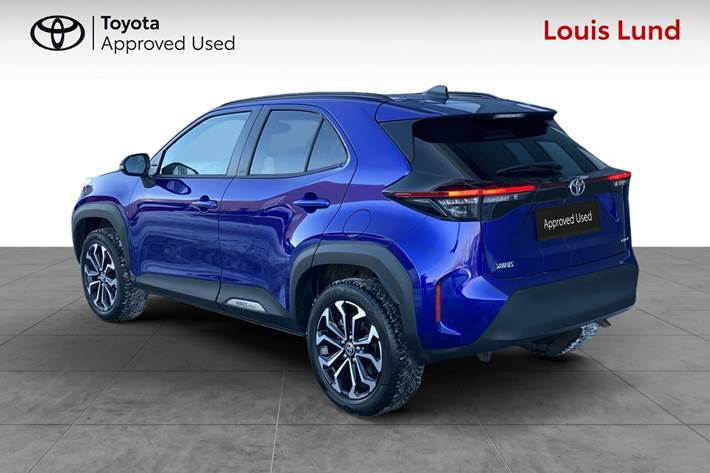 Blå Toyota Yaris Cross fra 2025