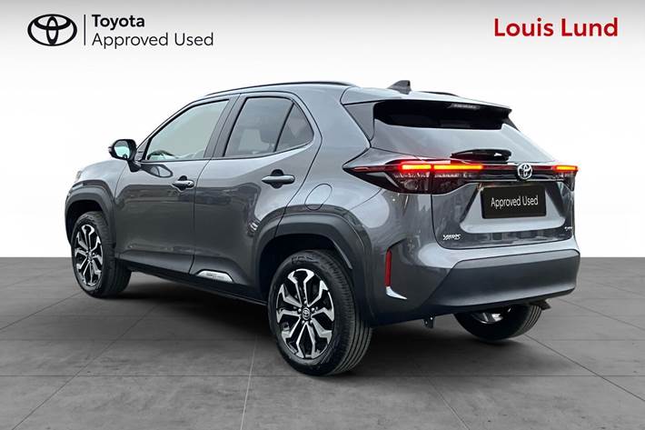Grå Toyota Yaris Cross fra 2025