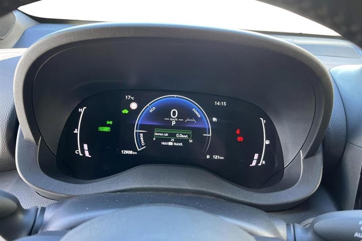 Hvid Toyota Yaris Cross fra 2025