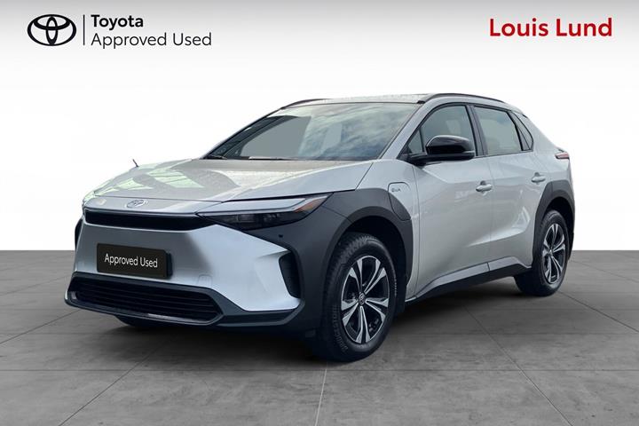 Sølv Toyota BZ4X fra 2025 set udefra