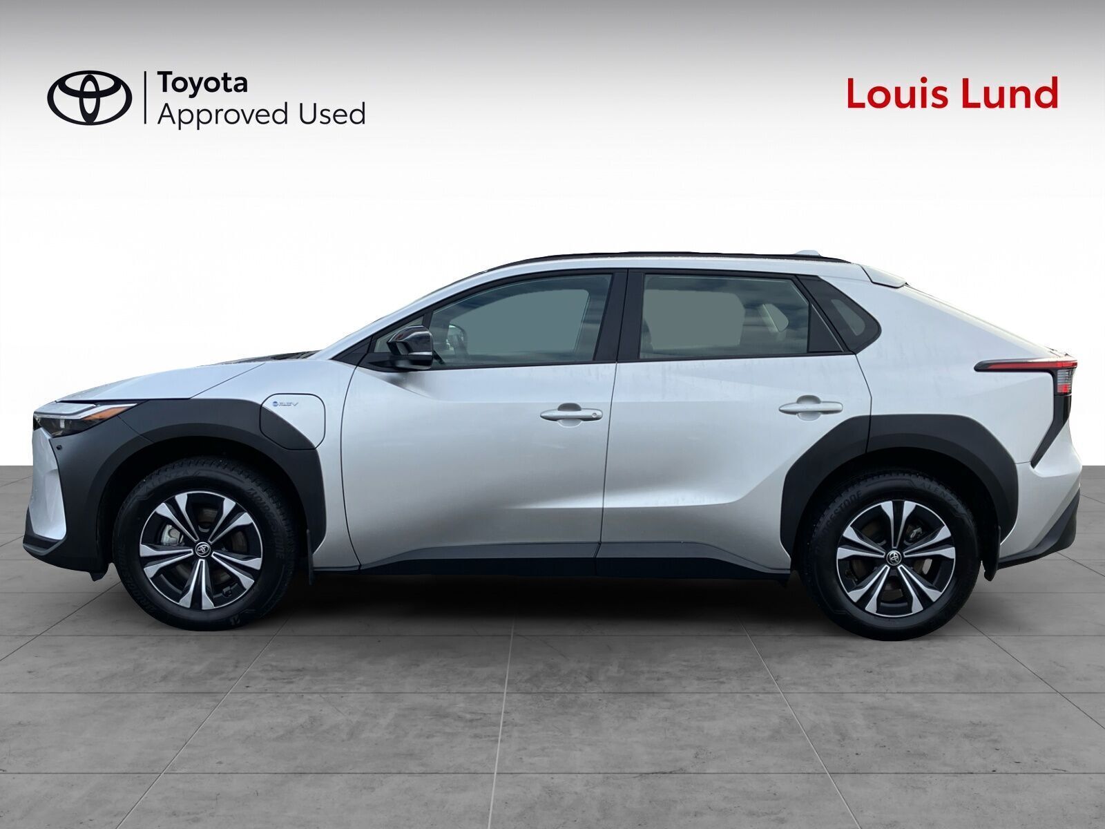 Sølv Toyota BZ4X fra 2025