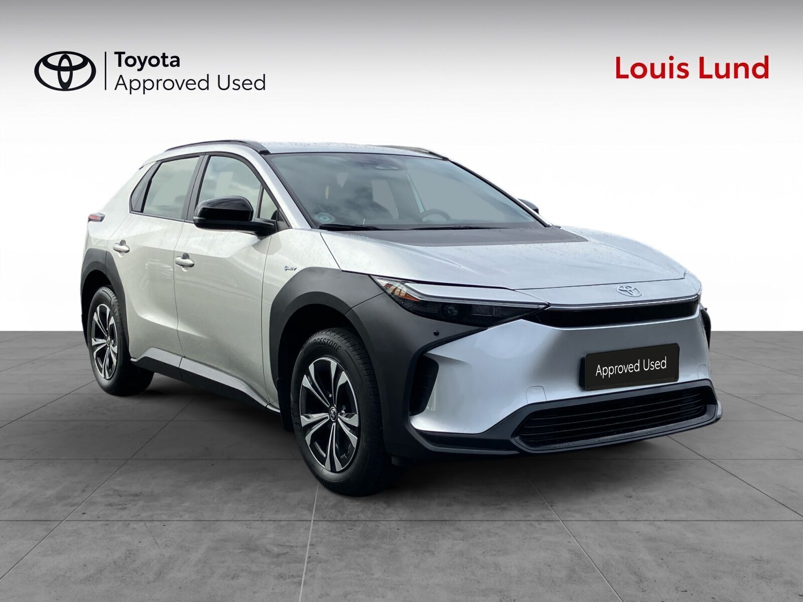 Sølv Toyota BZ4X fra 2025