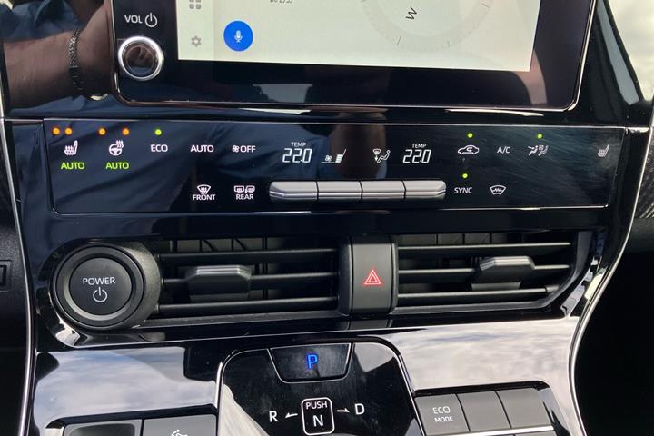 Sølv Toyota BZ4X fra 2025