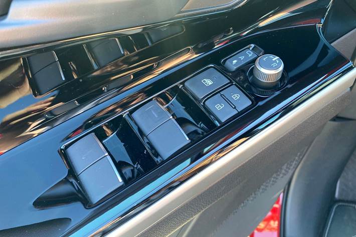 Rød Toyota BZ4X fra 2025