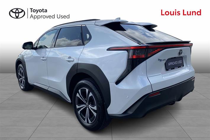 Hvid Toyota BZ4X fra 2024