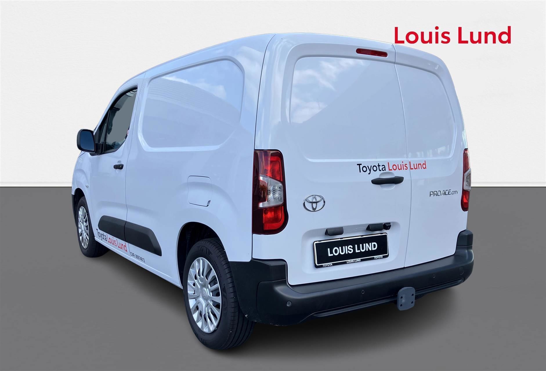 Hvid Toyota ProAce City fra 2024