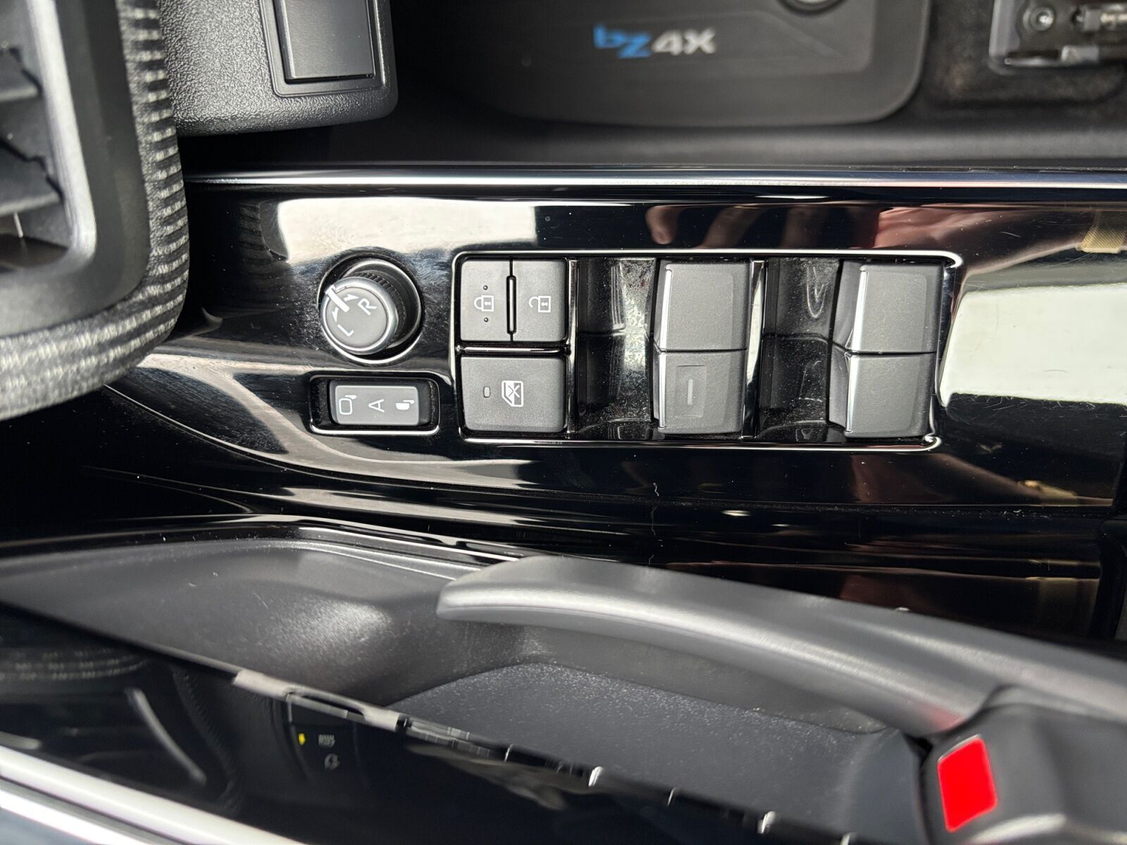 Grå Toyota BZ4X fra 2023