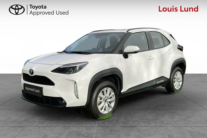 Hvid Toyota Yaris Cross fra 2024 set udefra