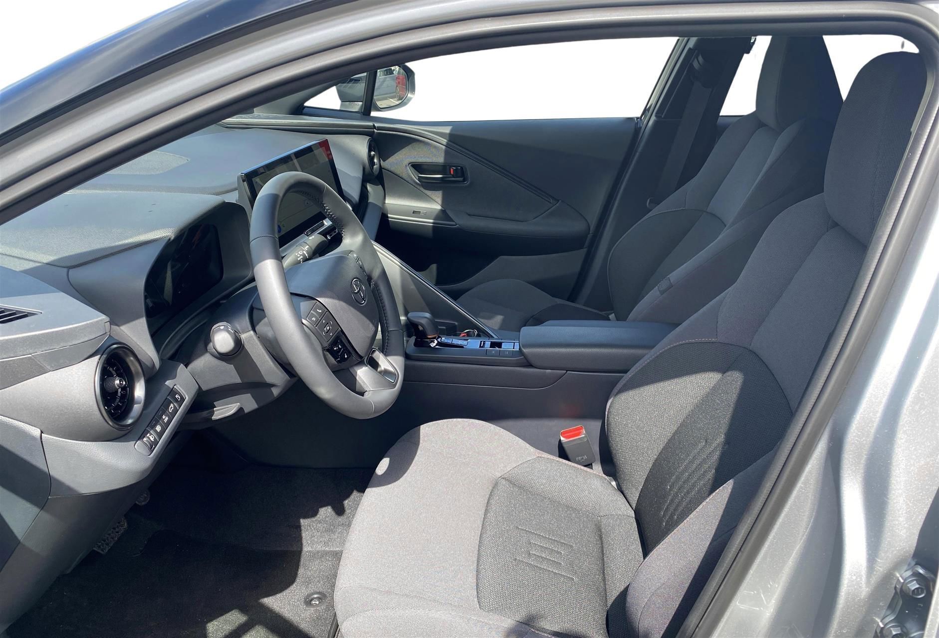 Grå Toyota C-HR fra 2024