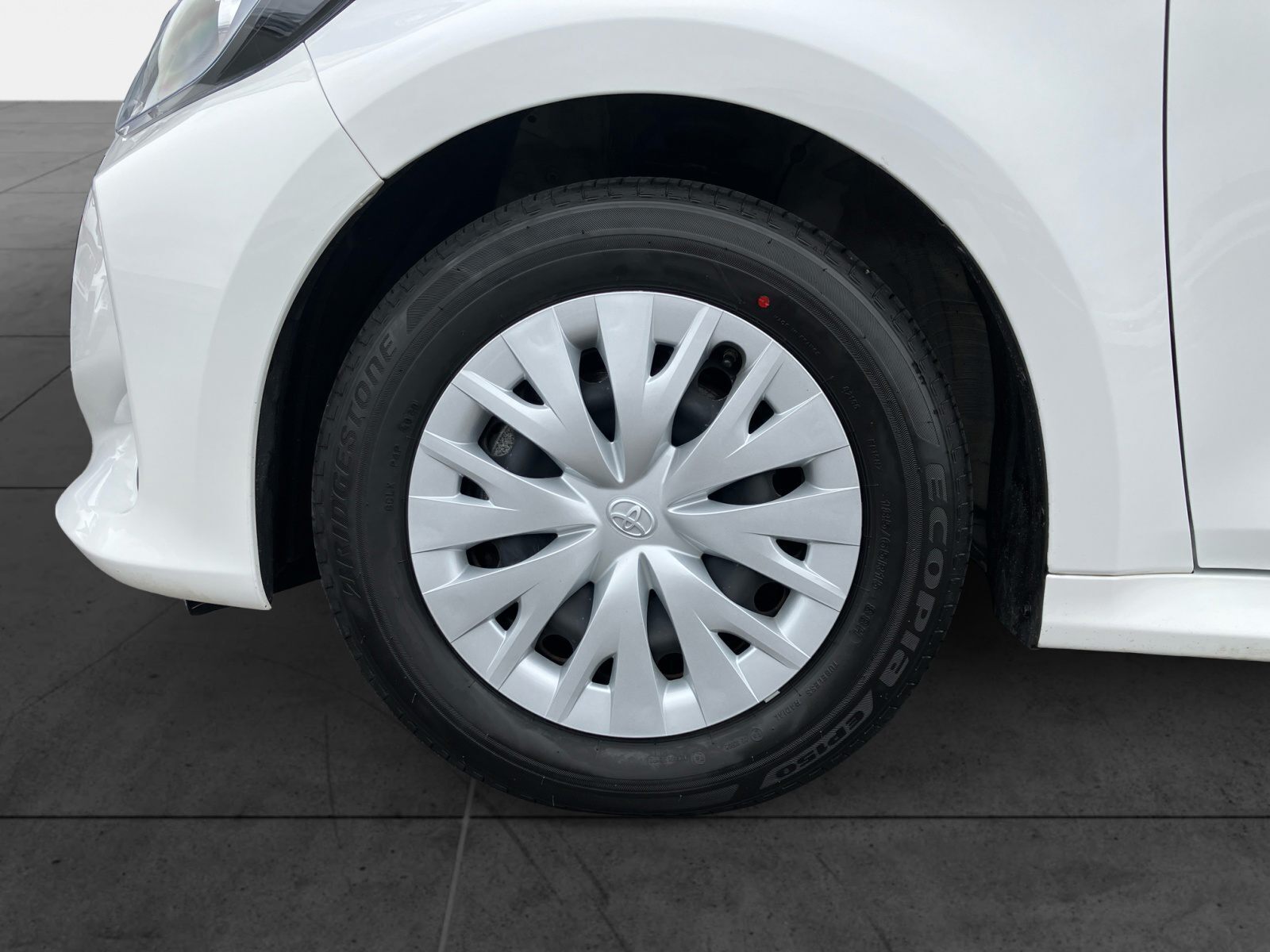 Hvid Toyota Yaris fra 2024