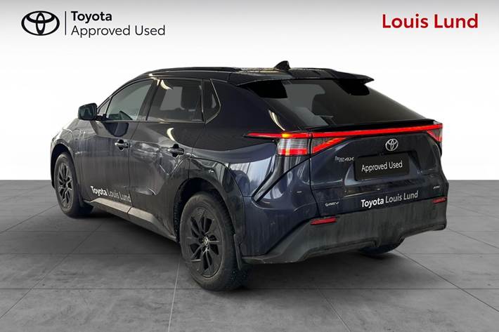 Blå Toyota BZ4X fra 2025