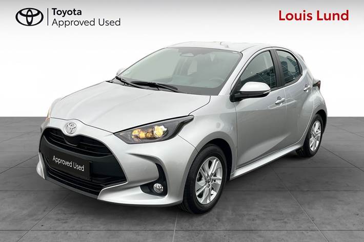 Sølv Toyota Yaris fra 2025 set udefra