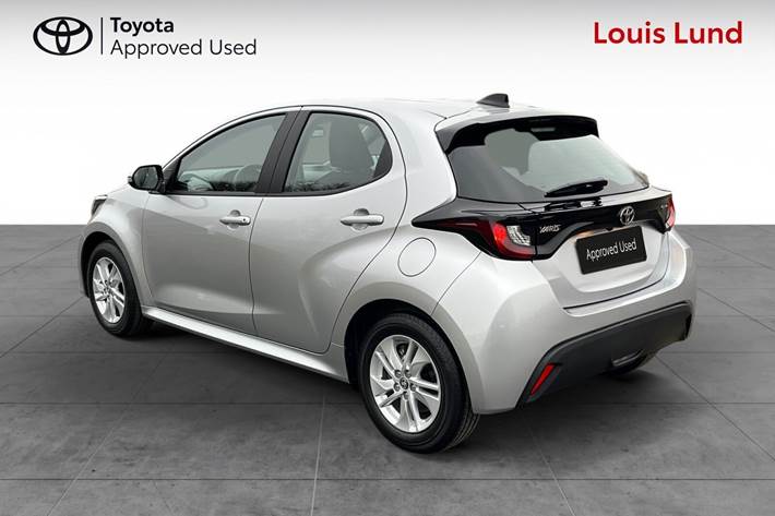 Sølv Toyota Yaris fra 2025