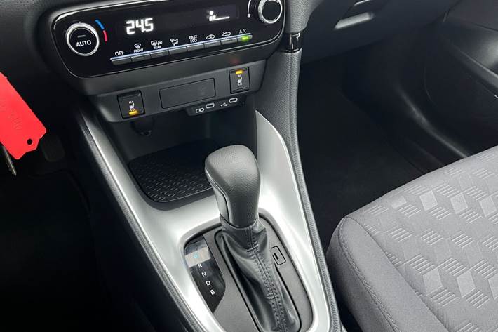 Sølv Toyota Yaris fra 2025