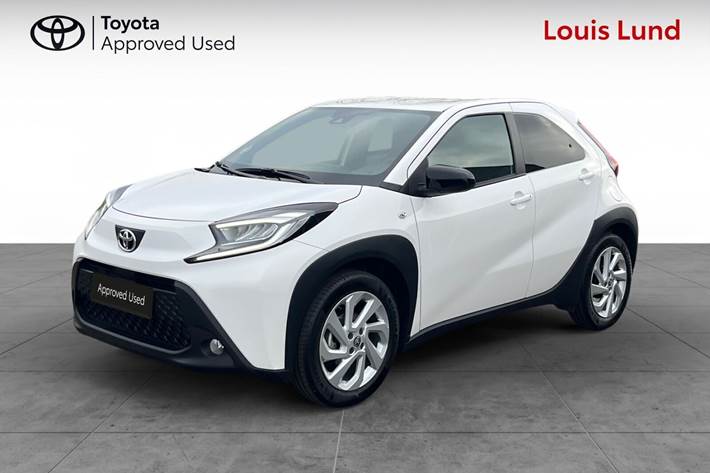 Hvid Toyota Aygo X fra 2025 set udefra