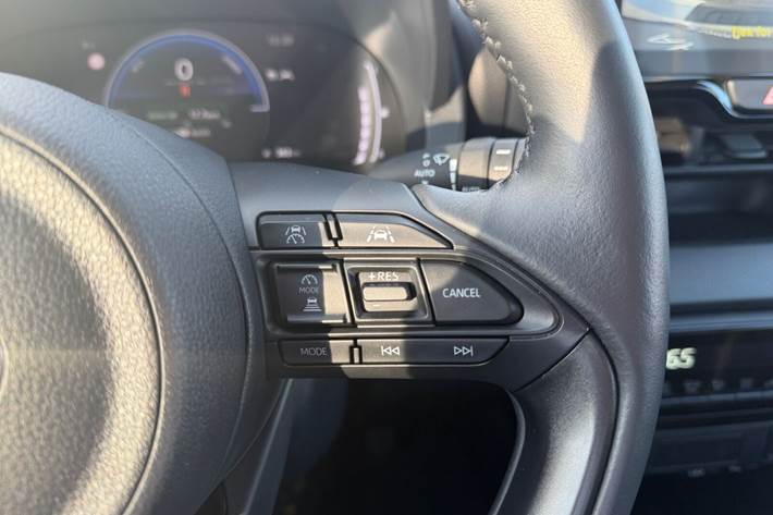 Sølv Toyota Yaris fra 2025