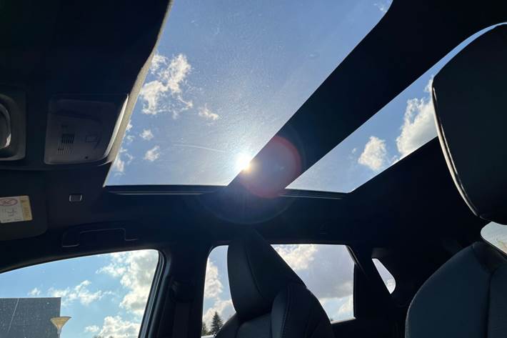 Hvid Toyota BZ4X fra 2025