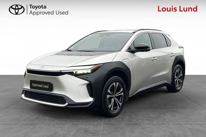 Sølv Toyota BZ4X fra 2025 set udefra