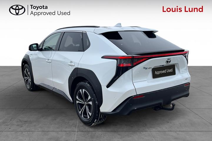 Hvid Toyota BZ4X fra 2025