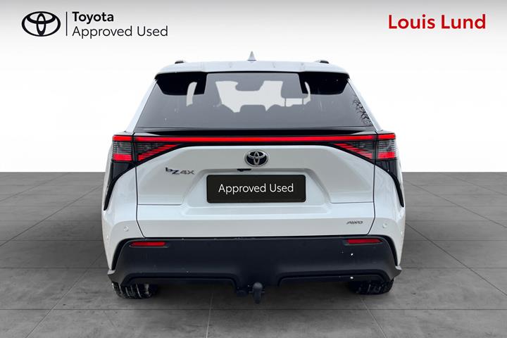Hvid Toyota BZ4X fra 2025
