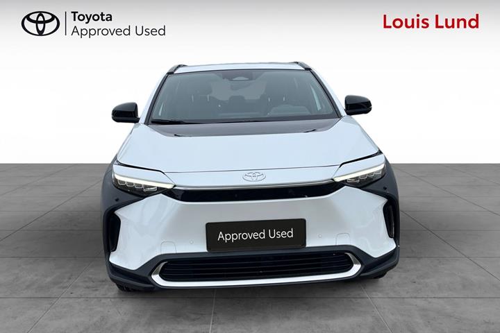 Hvid Toyota BZ4X fra 2025