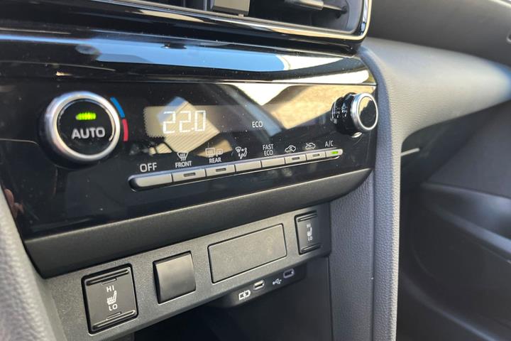 Hvid Toyota Yaris Cross fra 2024