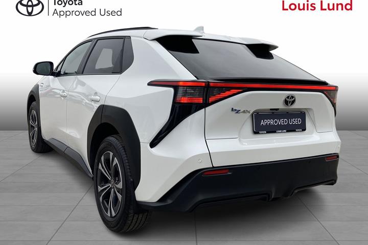Hvid Toyota BZ4X fra 2024