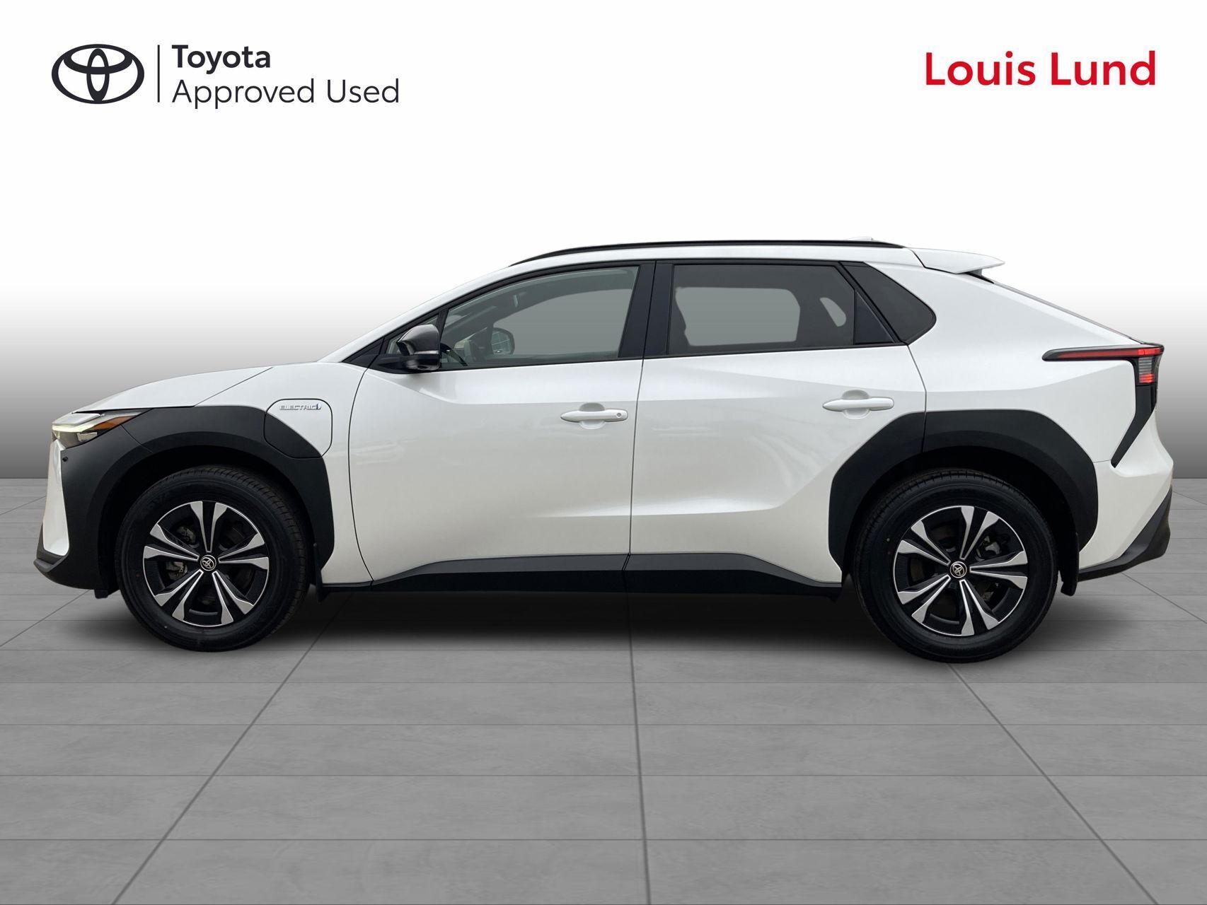 Hvid Toyota BZ4X fra 2024