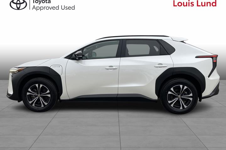 Hvid Toyota BZ4X fra 2024