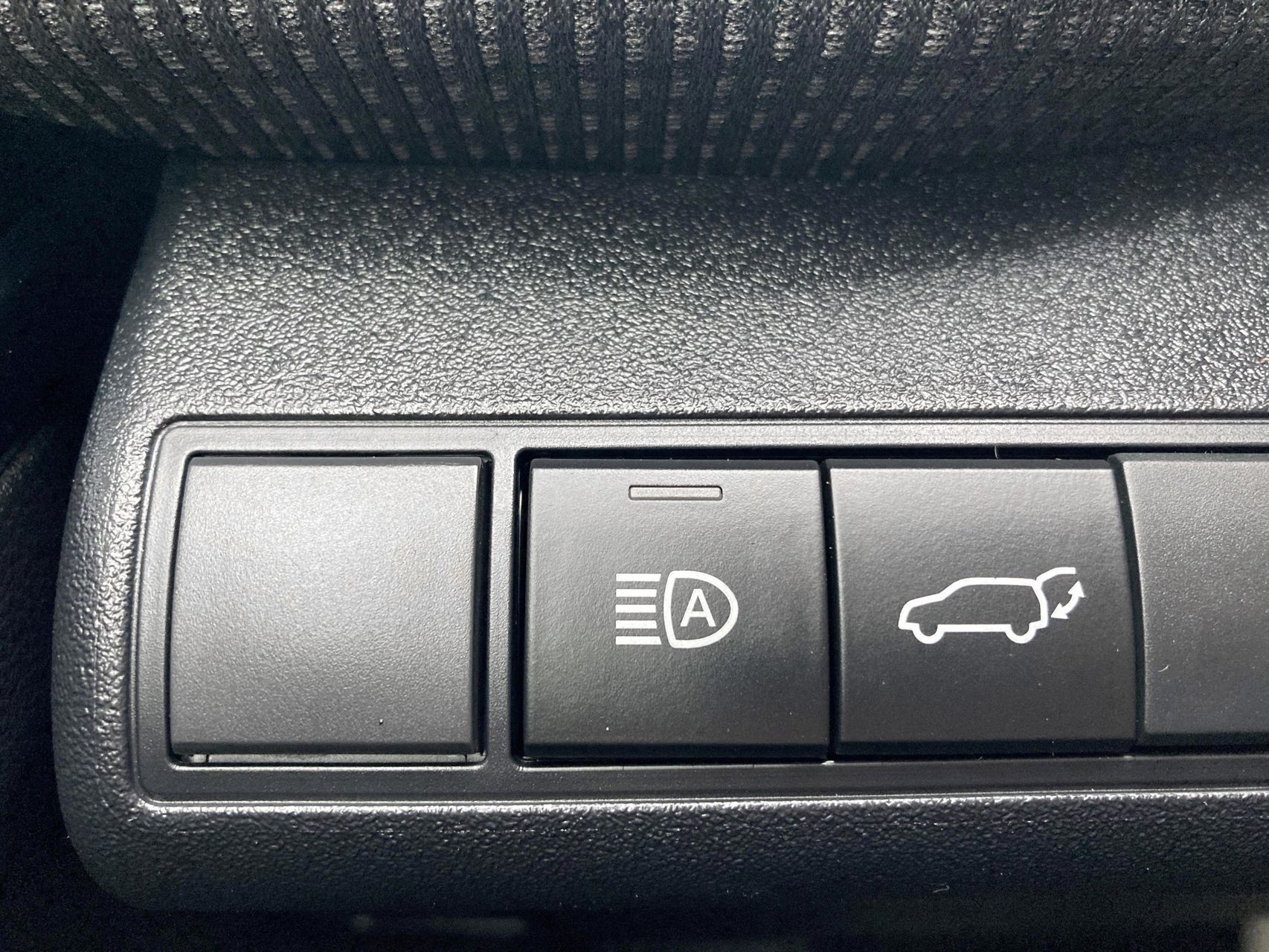 Hvid Toyota BZ4X fra 2024