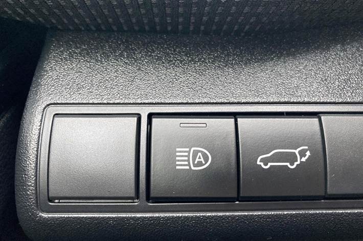 Hvid Toyota BZ4X fra 2024