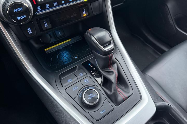 Rød Toyota RAV4 Plug-in fra 2021