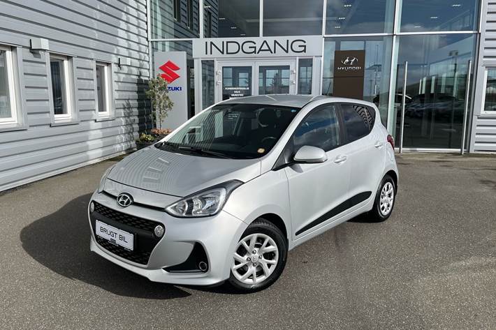 Sølv Hyundai i10 fra 2018 set udefra