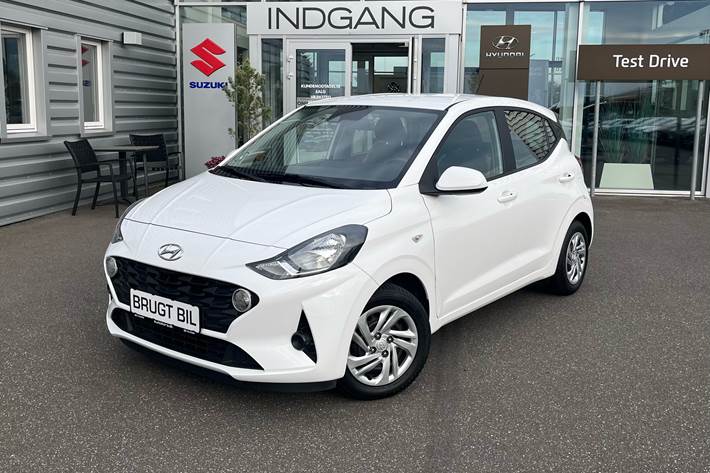 Hvid Hyundai i10 fra 2023 set udefra