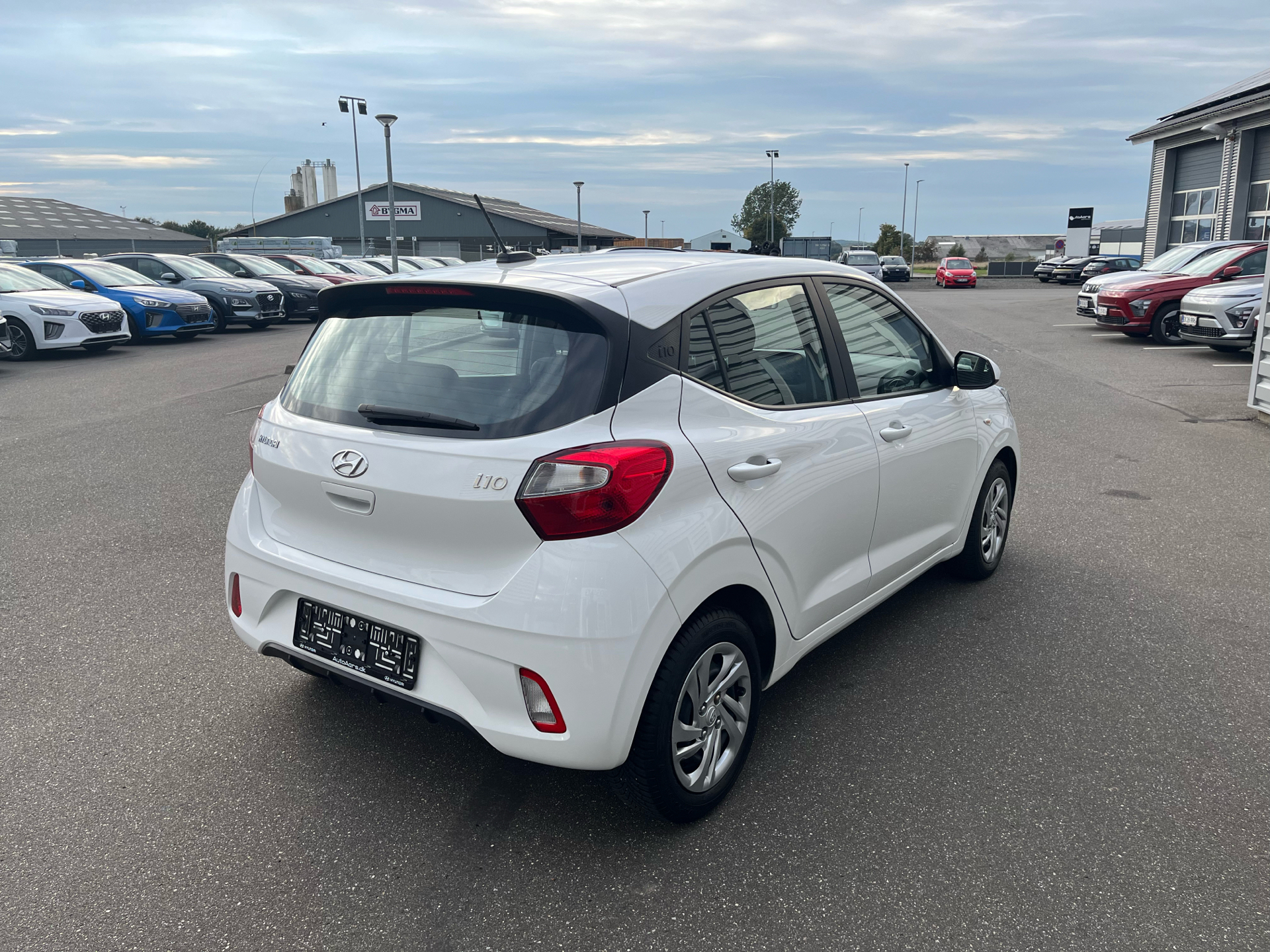 Hvid Hyundai i10 fra 2023