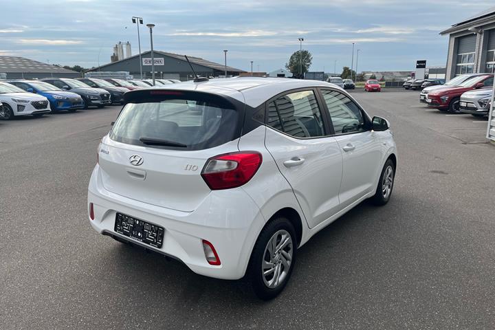 Hvid Hyundai i10 fra 2023