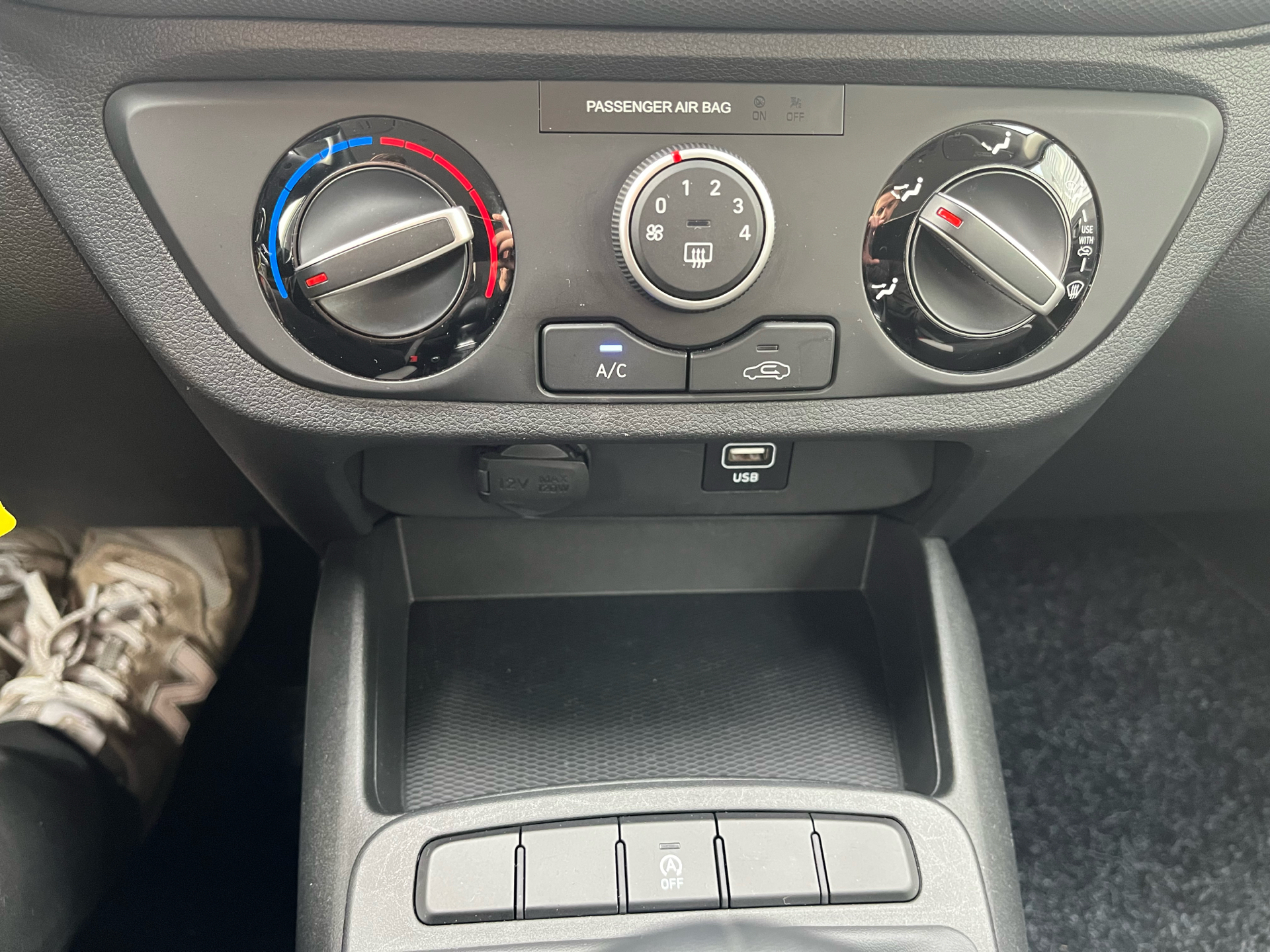 Hvid Hyundai i10 fra 2023