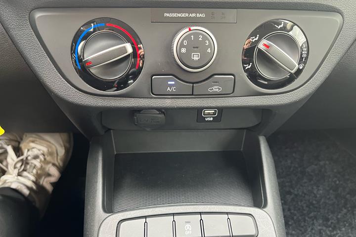 Hvid Hyundai i10 fra 2023