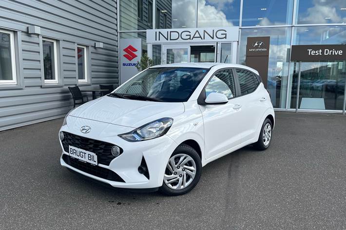 Hvid Hyundai i10 fra 2023 set udefra