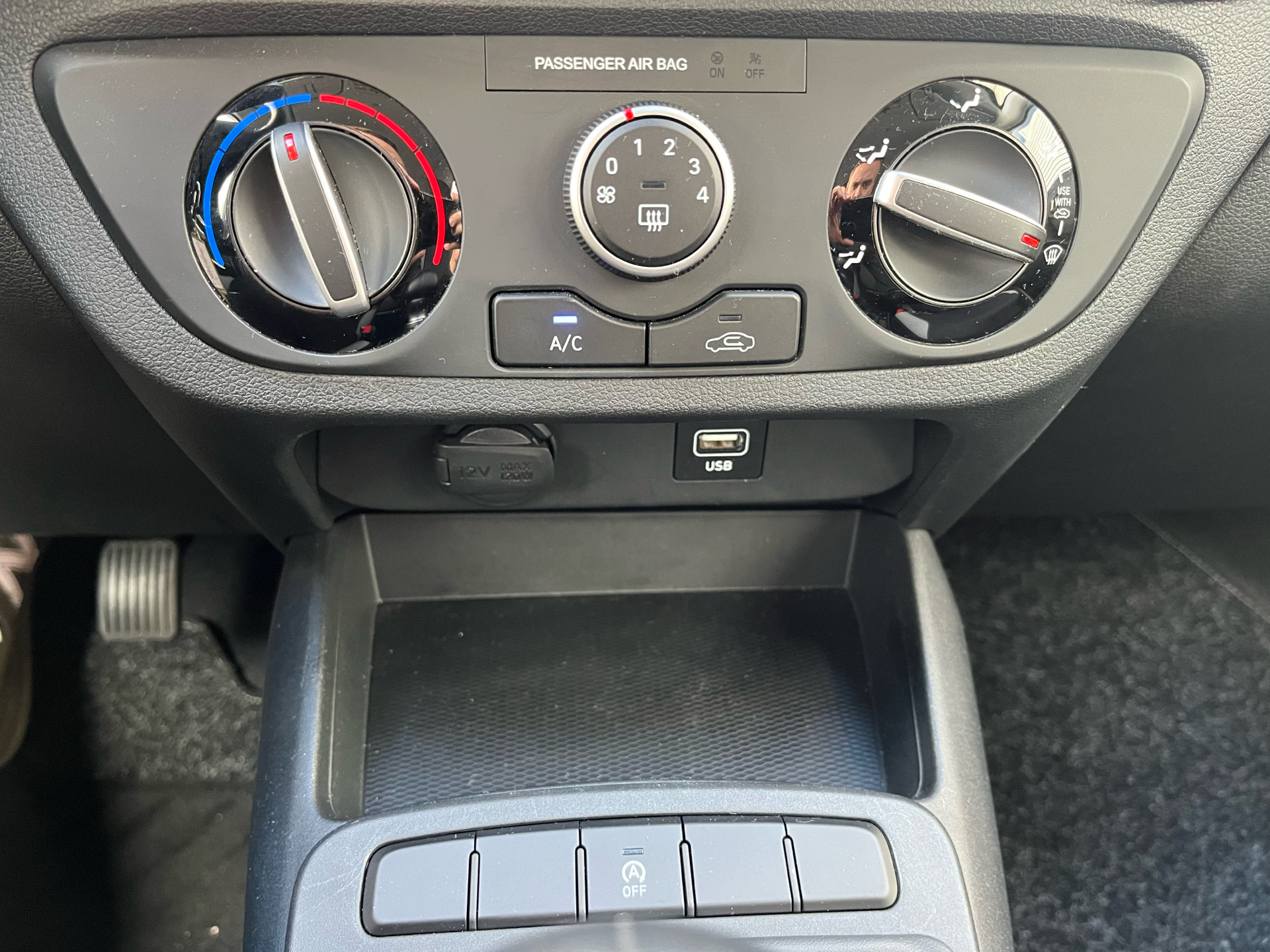 Hvid Hyundai i10 fra 2023