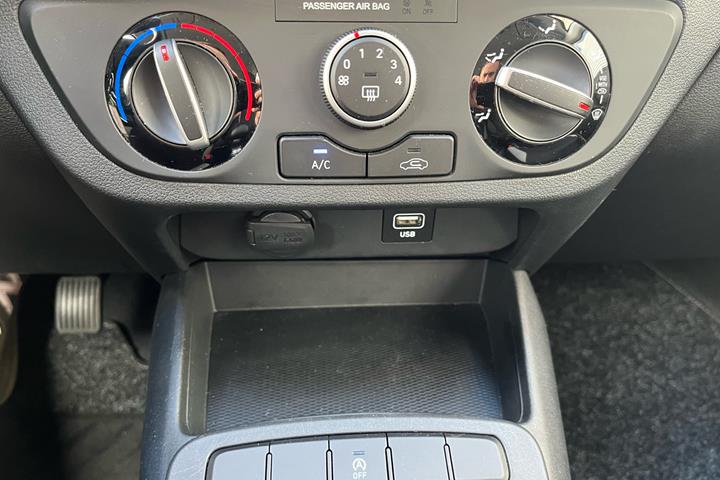 Hvid Hyundai i10 fra 2023