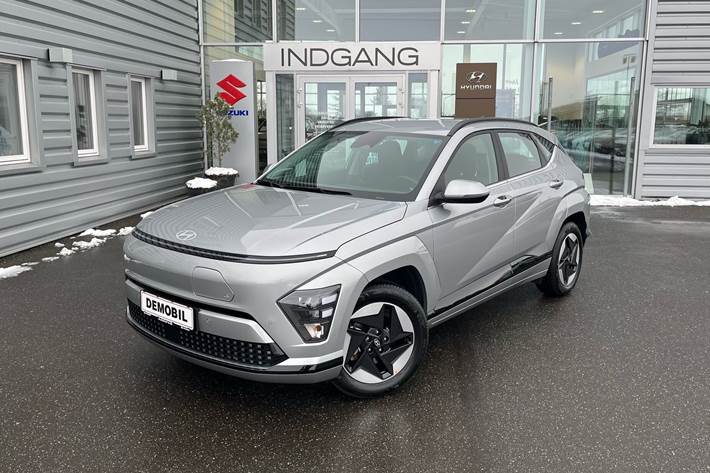 Sølv Hyundai Kona fra 2025 set udefra