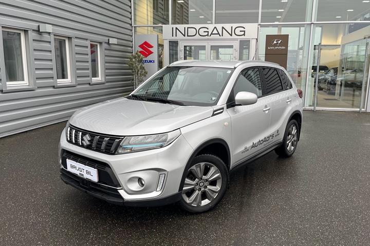 Sølv Suzuki Vitara fra 2023 set udefra