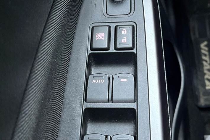 Sølv Suzuki Vitara fra 2023