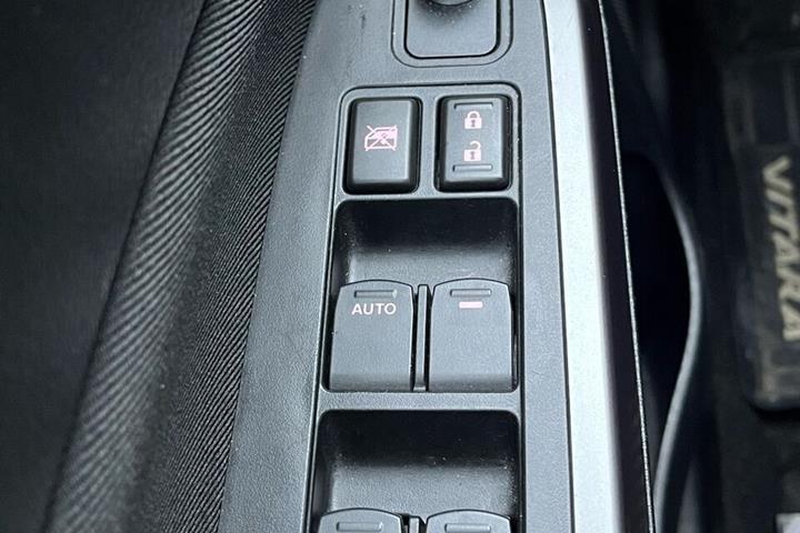 Sølv Suzuki Vitara fra 2023