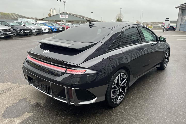 Blå Hyundai Ioniq 6 fra 2024