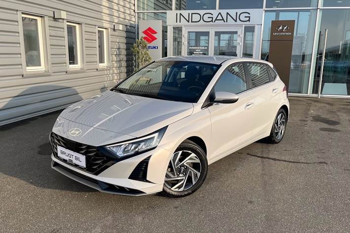 Grå Hyundai i20 fra 2024 set udefra